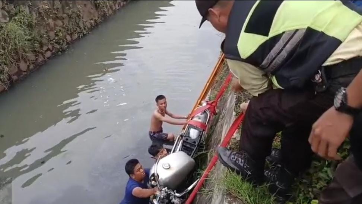 Proses evakuasi motor yang tercebur ke Kali Metland, Kecamatan Cileungsi, Kabupaten Bogor, Sabtu, 17 Januari 2026.
