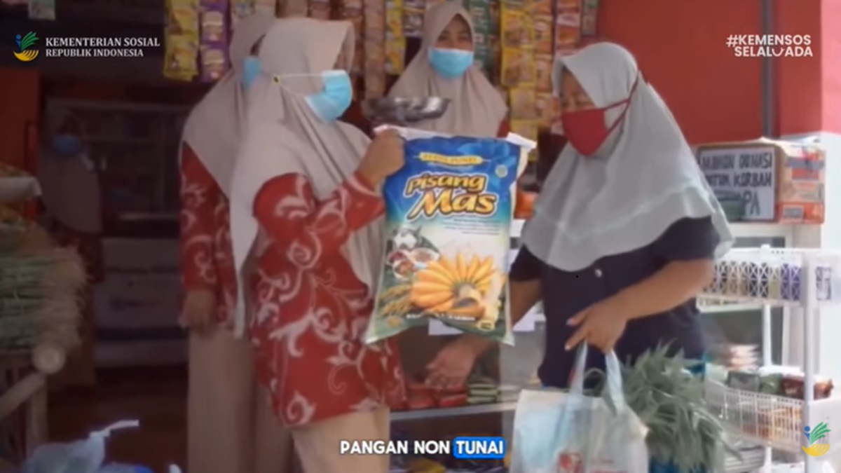 Ilustrasi penyaluran bansos beras ke KPM.
