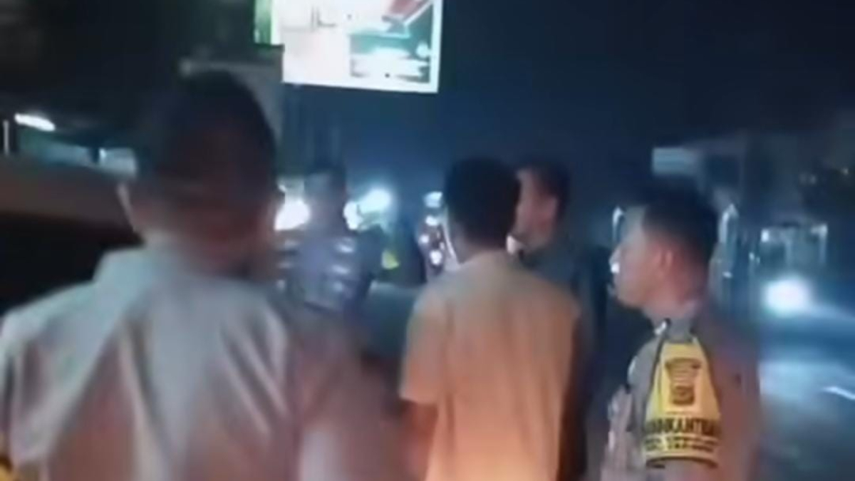 Anggota Polsek Cileungsi saat mendatangi lokasi kejadian pecah kaca mobil di Gandoang, Kecamatan Cileungsi, Kabupaten Bogor.