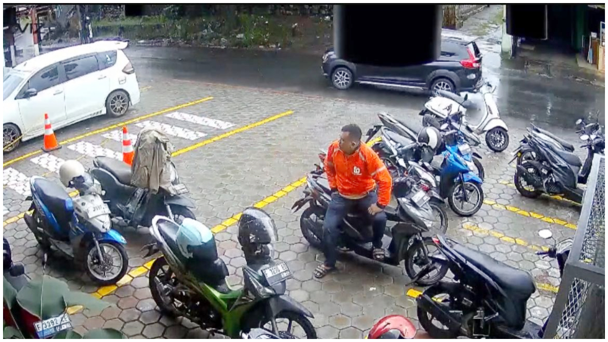 Rekaman CCTV pelaku curanmor yang mengenakan jaket orange saat beraksi di parkiran outlet makanan Tanah Sareal Kota Bogor.