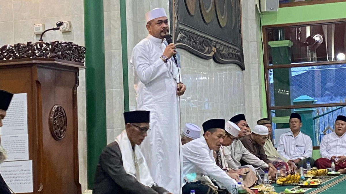 Anggota Komisi A DPRD Kota Depok yang juga Ketua Fraksi Gerindra Edi Masturo dalam kegiatan Subuh Gabungan Radelo&nbsp;(Rawa Denok-Pulo) di Masjid An-nur, Pancoran Mas Depok.