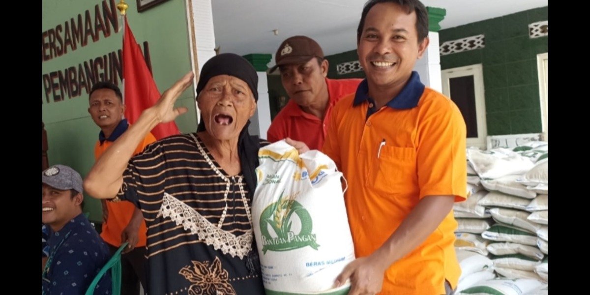 Ilustrasi. KPM mendapatkan bansos beras.