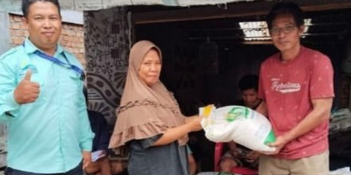 Ilustrasi. KPM bansos PKH BPNT menerima bantuan beras.