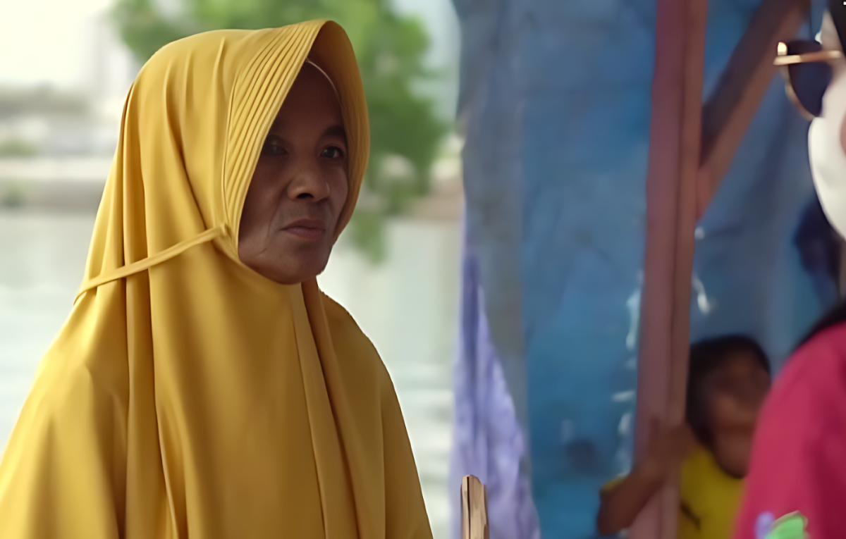 KPM Bansos sedang berkonsultasi dengan petugas.