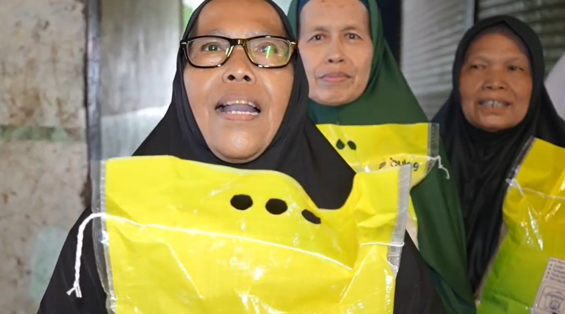 Ilustrasi KPM menerima bantuan beras 10 kg pada penyaluran 2026