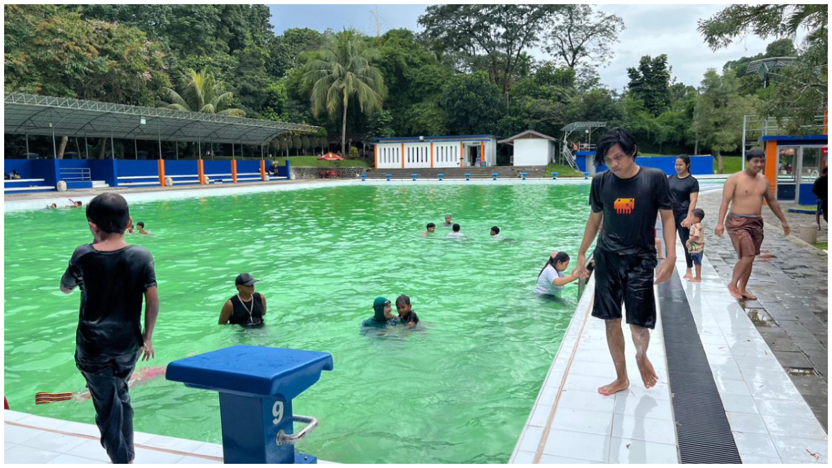 Pengunjung sedang bermain di area Kolam Renang Mila Kencana.