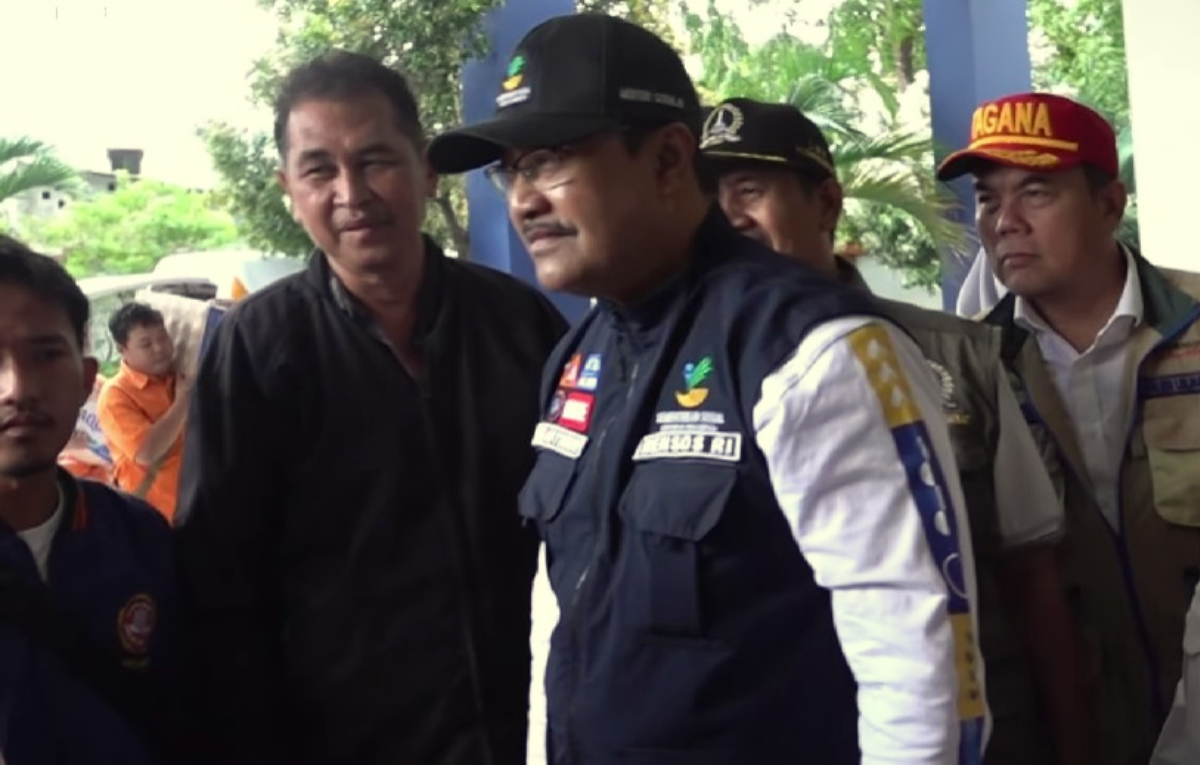 Menteri Sosial, Saifullah Yusuf memeriksa penyaluran Bansos.