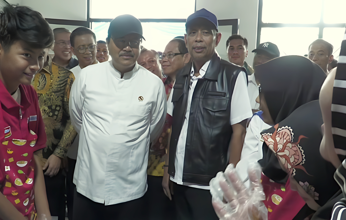 Menteri Sosial, Saifullah Yusuf saat mengecek pencairan Bansos.