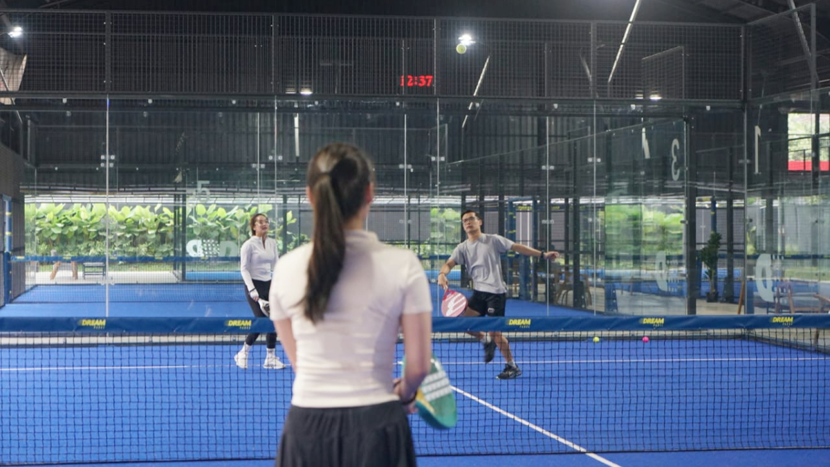 Warga sedang bermain Padel di Dream Padel di Jalan Pajajaran Kota Bogor Minggu, 17 Januari 2026.