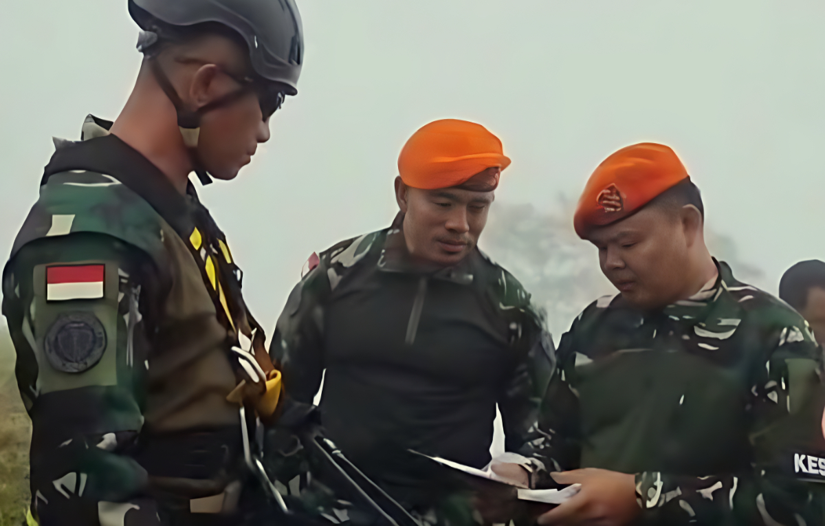 Petugas saat melakukan pencarian Pesawat ATR 42-500.