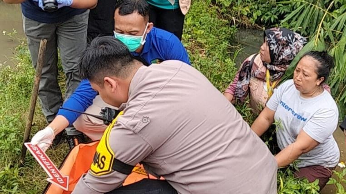 Tim Inafis Polres Metro Depok bersama Bhabinkamtibmas Desa Tajurhalang Kabupaten Bogor saat melakukan olah TKP.