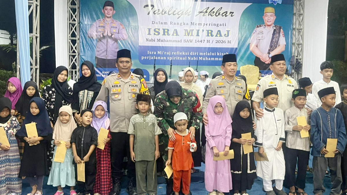 Kapolsek Tamansari Iptu Aziz Hidayat bersama jajaran Polres Bogor menyelenggarakan Tabligh Akbar Isra Miraj di Mako Polsek Tamansari.