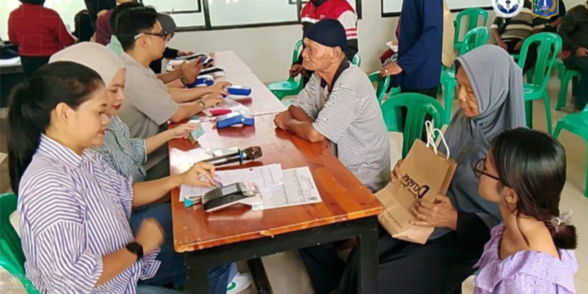 Ilustrasi pendistribusian kartu KKS bagi KPM baru