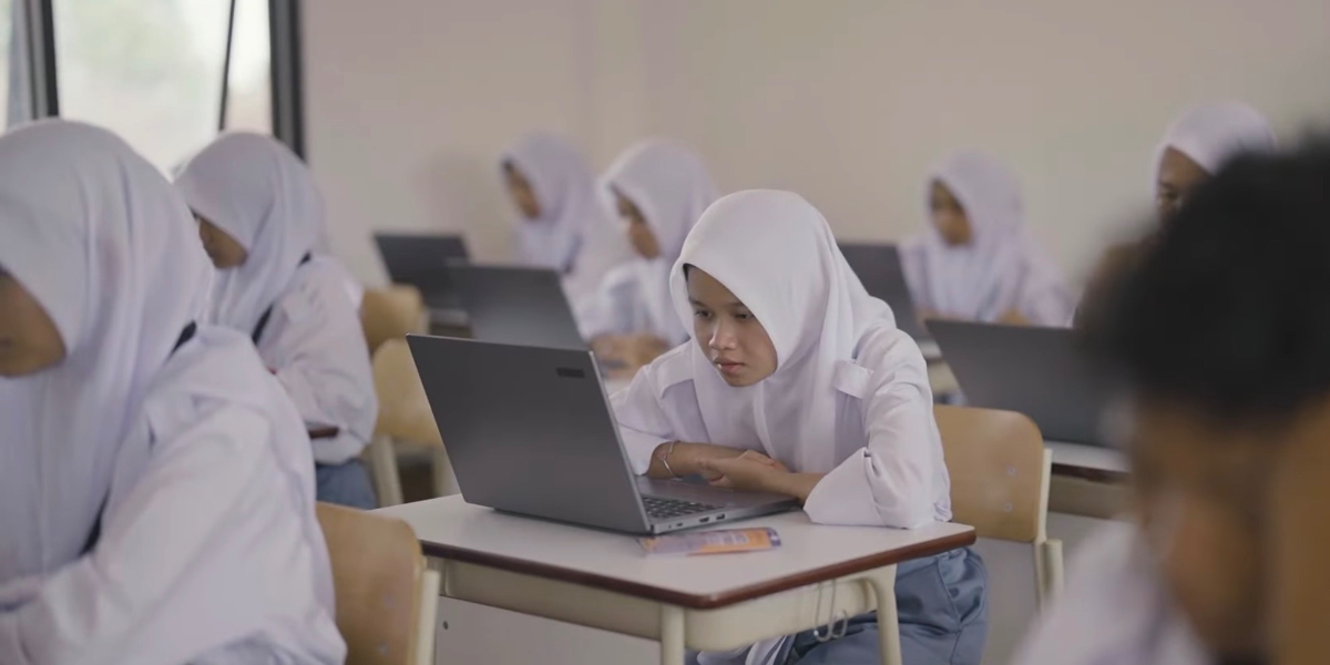 Ilustrasi. Pelajar dengan bansos pendidikan atau PIP.
