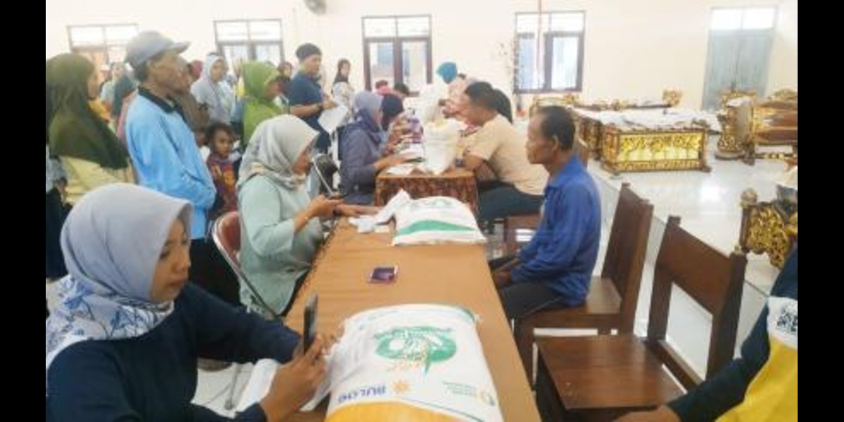 Ilustrasi. KPM PKH BPNT mengambil bansos beras.