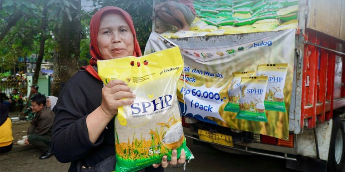Ilustrasi penyaluran bansos beras kepada Keluarga Penerima Manfaat (KPM).