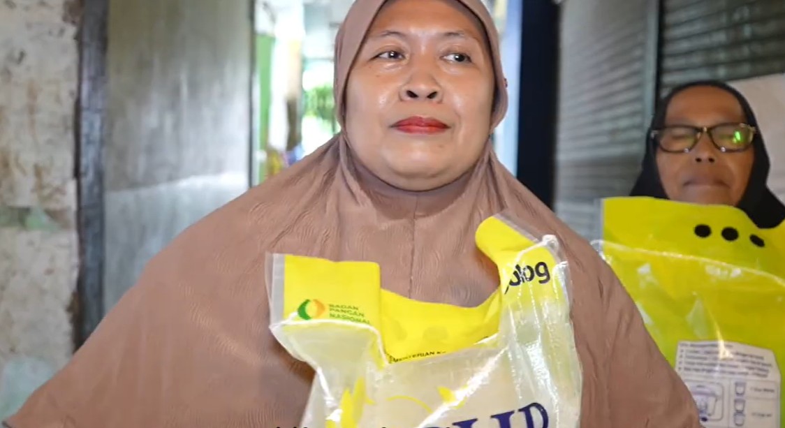 Ilustrasi KPM PKH BPNT yang menerima bantuan beras 10 kg