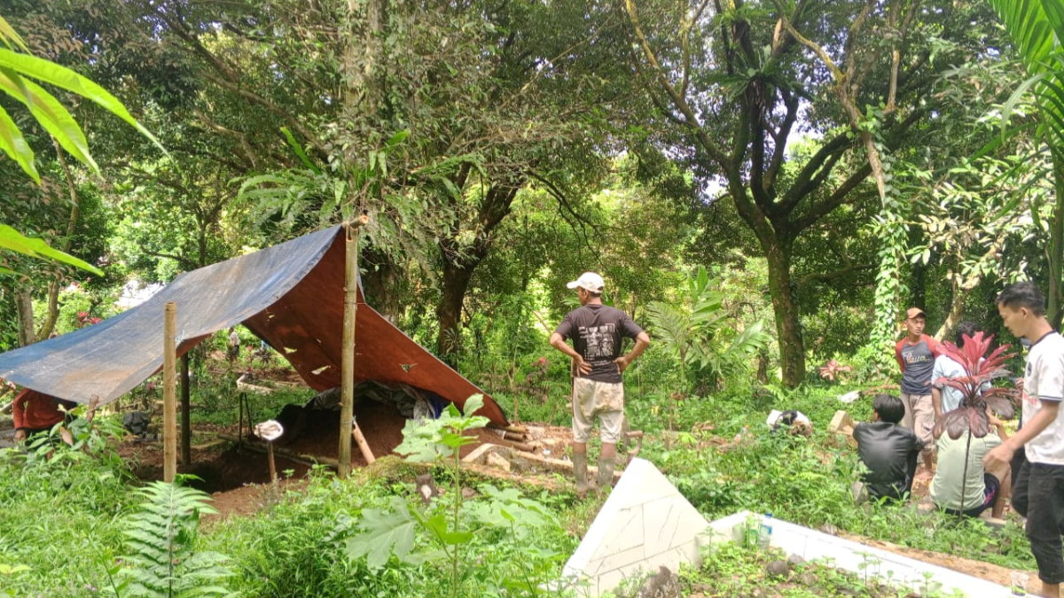 Pemakaman Edi, satu dari enam korban yang terjebak dalam lubang tambang di area PT Antam Tbk UBPE Pongkor, Kabupaten Bogor.