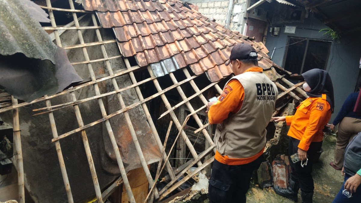 Kondisi atap rumah warga yang ambruk di Kelurahan Tegal Gundil, Kecamatan Bogor Utara, Kota Bogor.