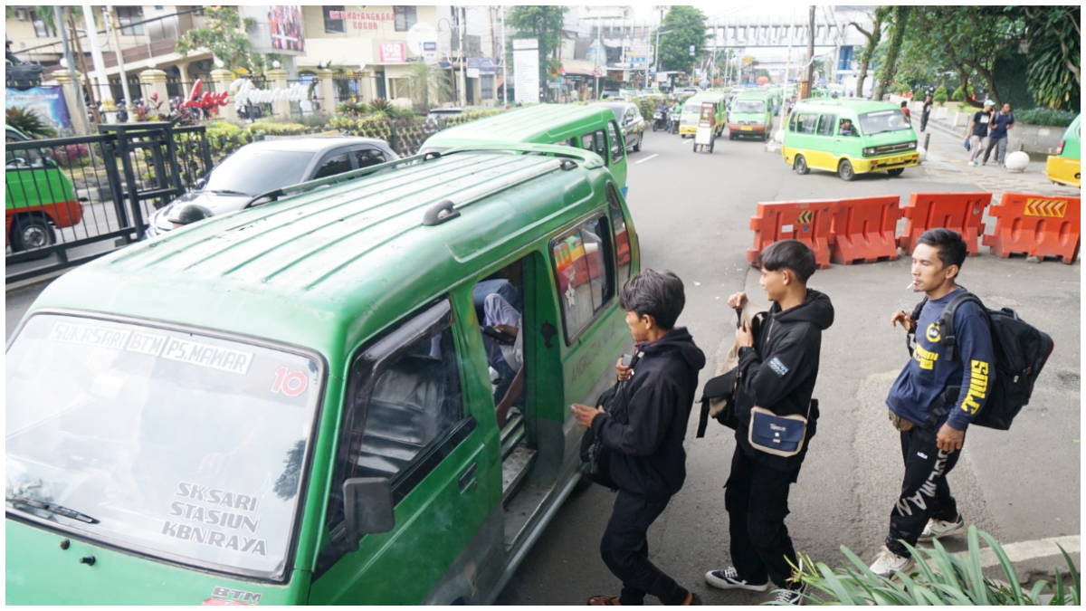 Sejumlah angkot menunggu penumpang di Jalan Kapten Muslihat Kota Bogor, Senin 19 Januari 2016. Penertiban angkot tua terus dilakukan.