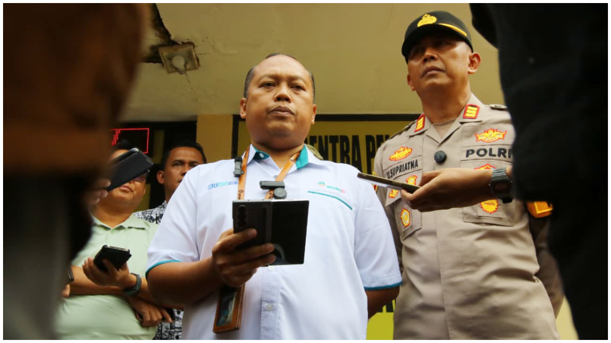 Java Region, CSR and Sub Division Head PT Antam Tbk UBPE Pongkor, Agustinus Toko Susetio (kiri) didampingi Kapolsek Nanggung, AKP Ucup Supriatna saat memberikan keterangan.