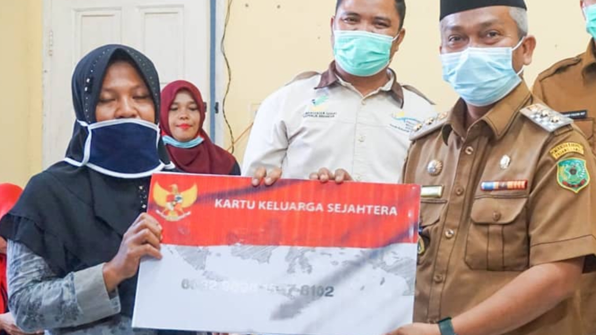 Ilustrasi penyaluran bansos kepada KPM.
