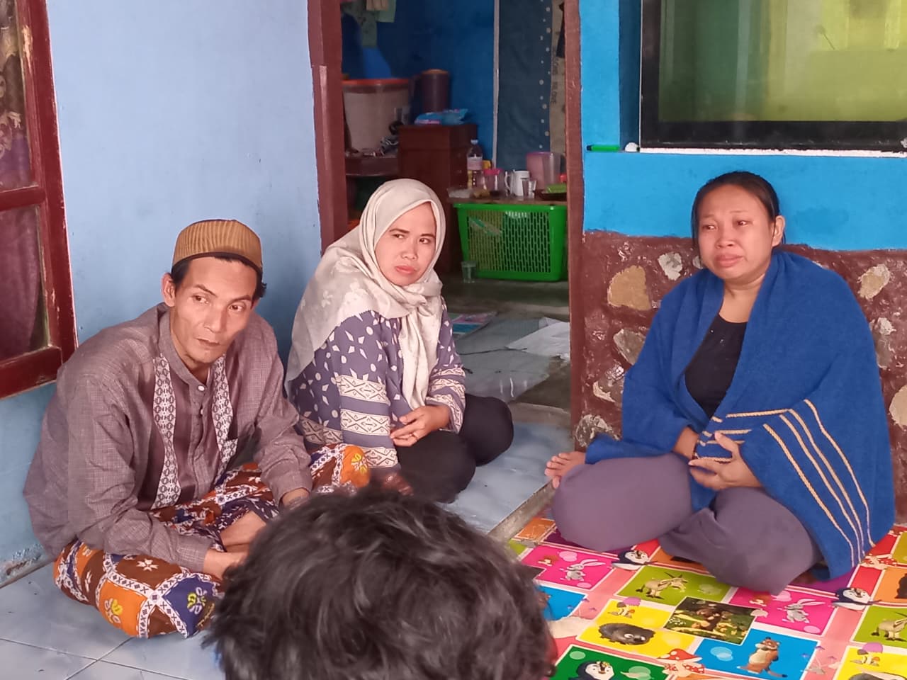 Eni Nurhayati, masih menanti kepulangan Akim (38), yang ikut terjebak dalam lubang tambang emas.