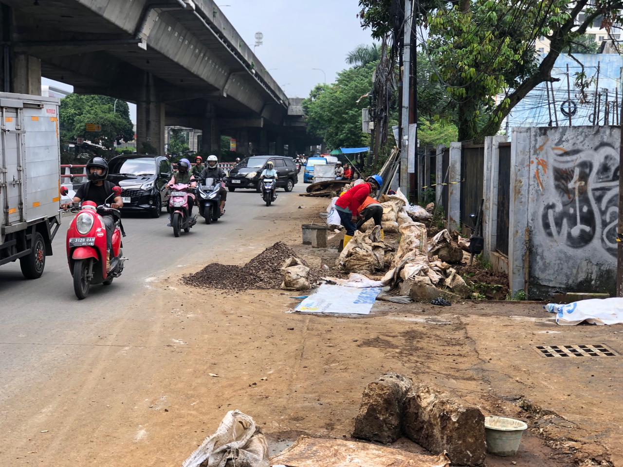 Salah satu proyek galian di Jalan Sholeh Iskandar, Kota Bogor, yang bikin jalan rusak dan dikeluhkan masyarakat.