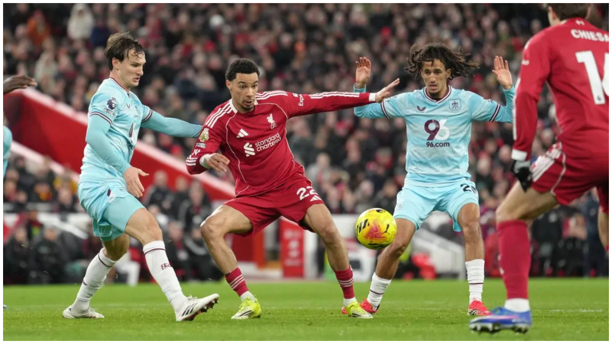 Pemain Liverpool saat berebut bila dengan pemain Burnley. Hasil pertandingan imbang 1-1.