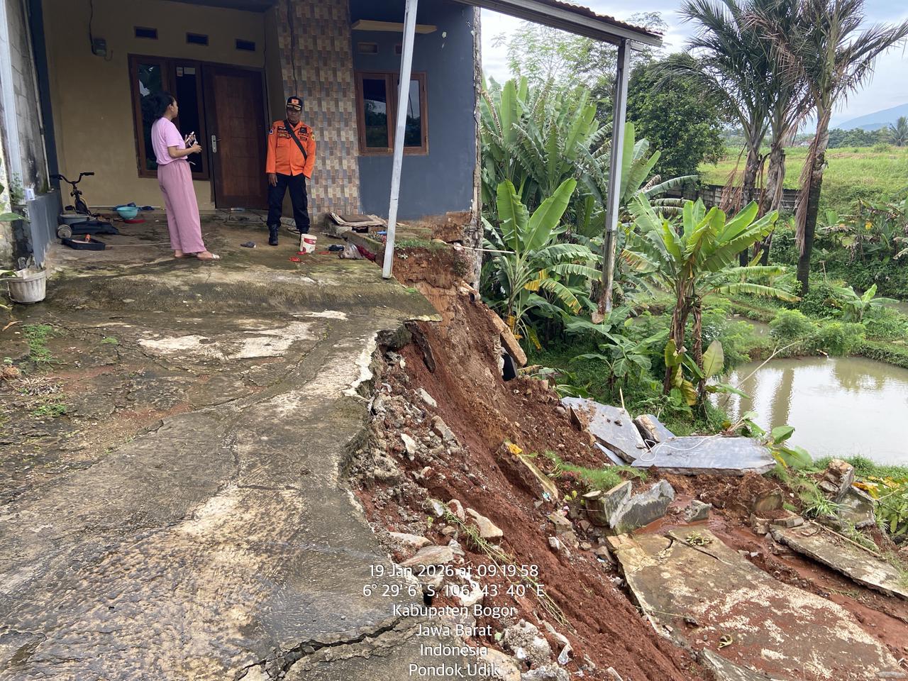 Petugas BPBD saat mendatang rumah milik Donal Prayitno di Pondok Fauji, Desa Pondok Udik, Kemang, yang nyaris ambruk diterjang longsor.