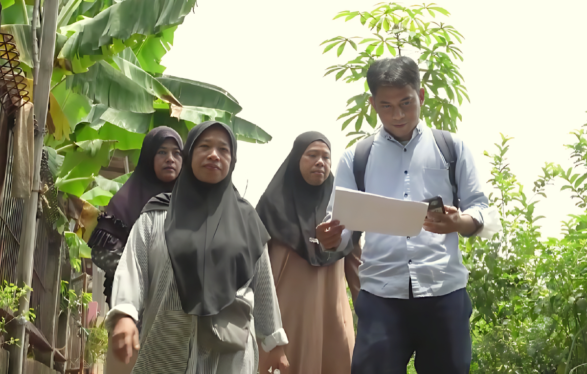 Petugas melakukan pendataan KPM Bansos.
