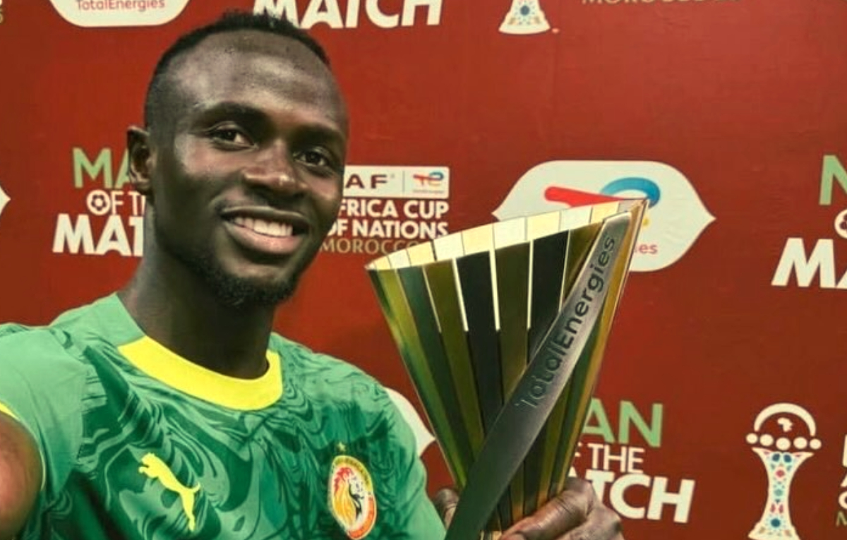 Sadio Mane memperlihatkan&nbsp;Piala Afrika 2025 yang diraih bersama&nbsp;Timnas Senegal.