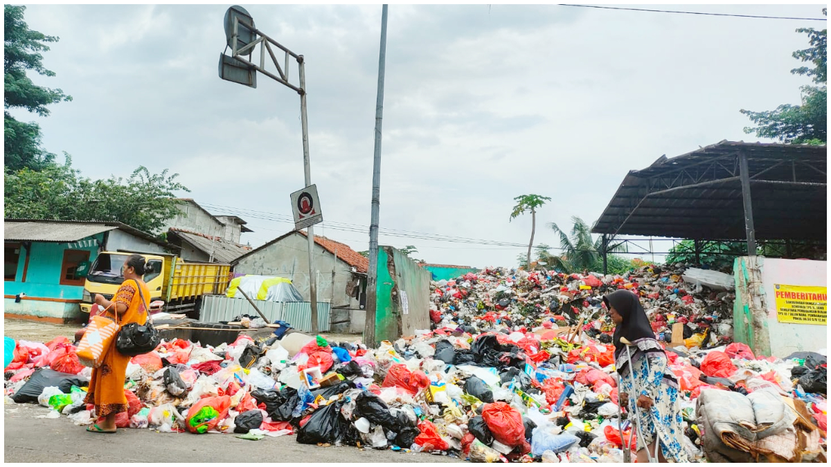 Sampah di TPS Jalan Plenongan, Pancoran Mas Kota Depok tampak meluber ke jalan.