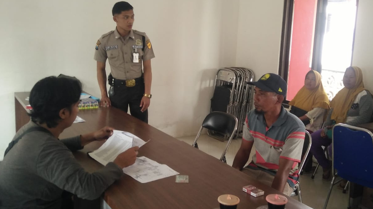 Ilustrasi. KPM mengambil dana bansos PKH BPNT.