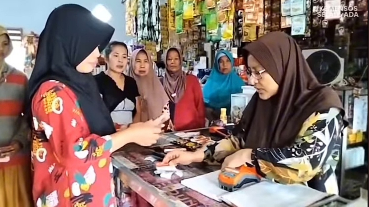 Ilustrasi: Penyaluran bantuan sosial (bansos) kepada para penerima manfaat atau KPM.