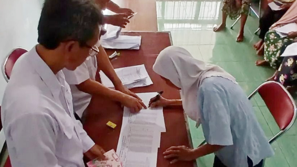 Ilustrasi: Penyaluran bantuan sosial (bansos) kepada KPM.