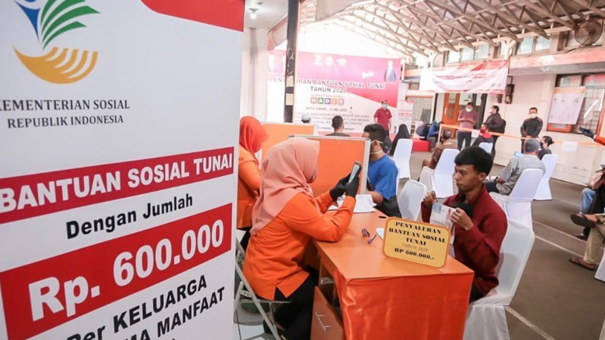Ilustrasi: Penyaluran bantuan sosial (bansos) kepada para penerima manfaat atau KPM.