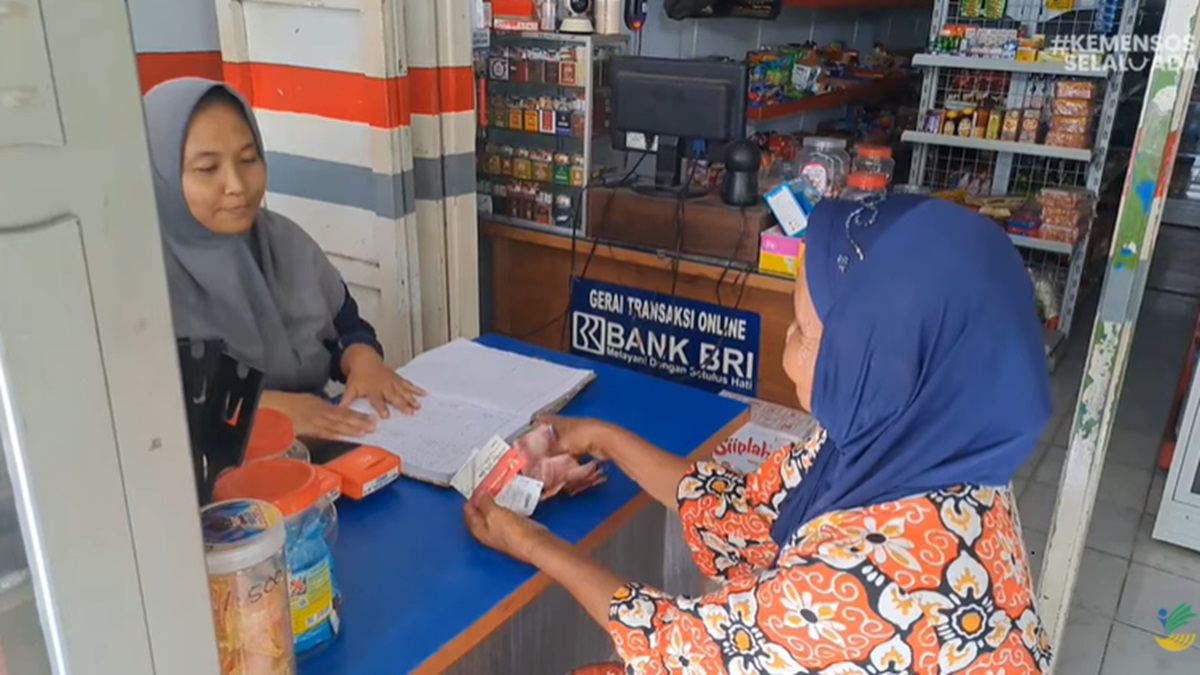 Ilustrasi: Penyaluran bantuan sosial (bansos) kepada para penerima manfaat atau KPM.