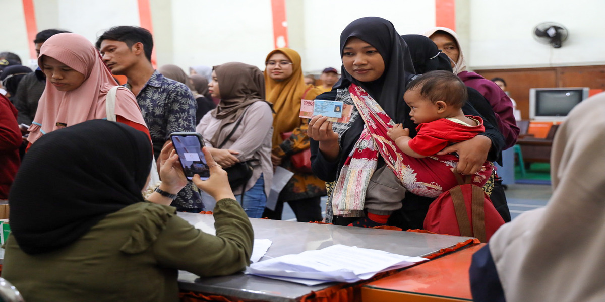 Ilustrasi. KPM bansos tengah mencairkan dana bantuan atau stimulus ekonomi.
