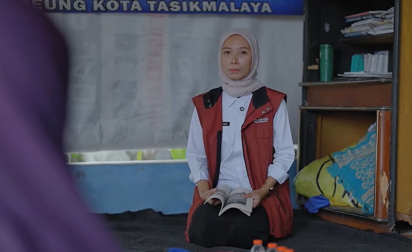 Ilustrasi pendamping sosial menjelaskan KPM yang dicoret dari daftar penerima bansos 2026
