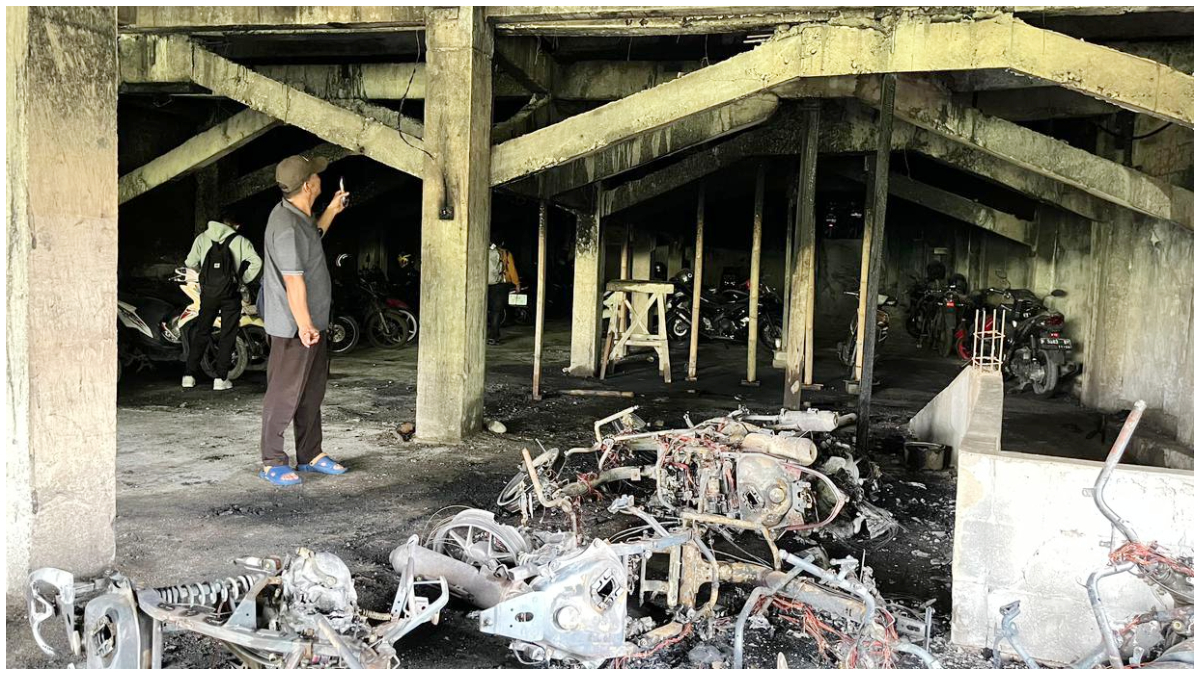 Kondisi motor yang hangus terbakar di tempat penitipan motor depan Stasiun Bogor.
