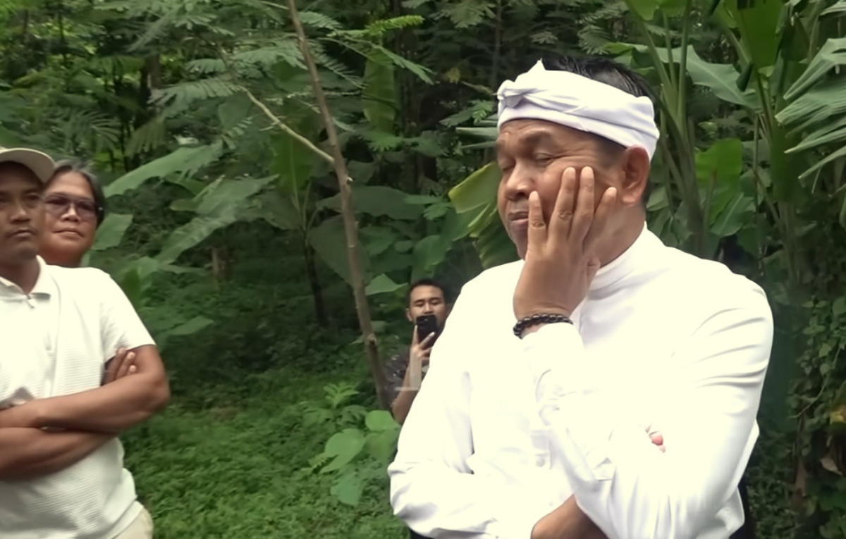 Gubernur Jawa Barat, Dedi Mulyadi saat di kaki Gunung Ceremai.