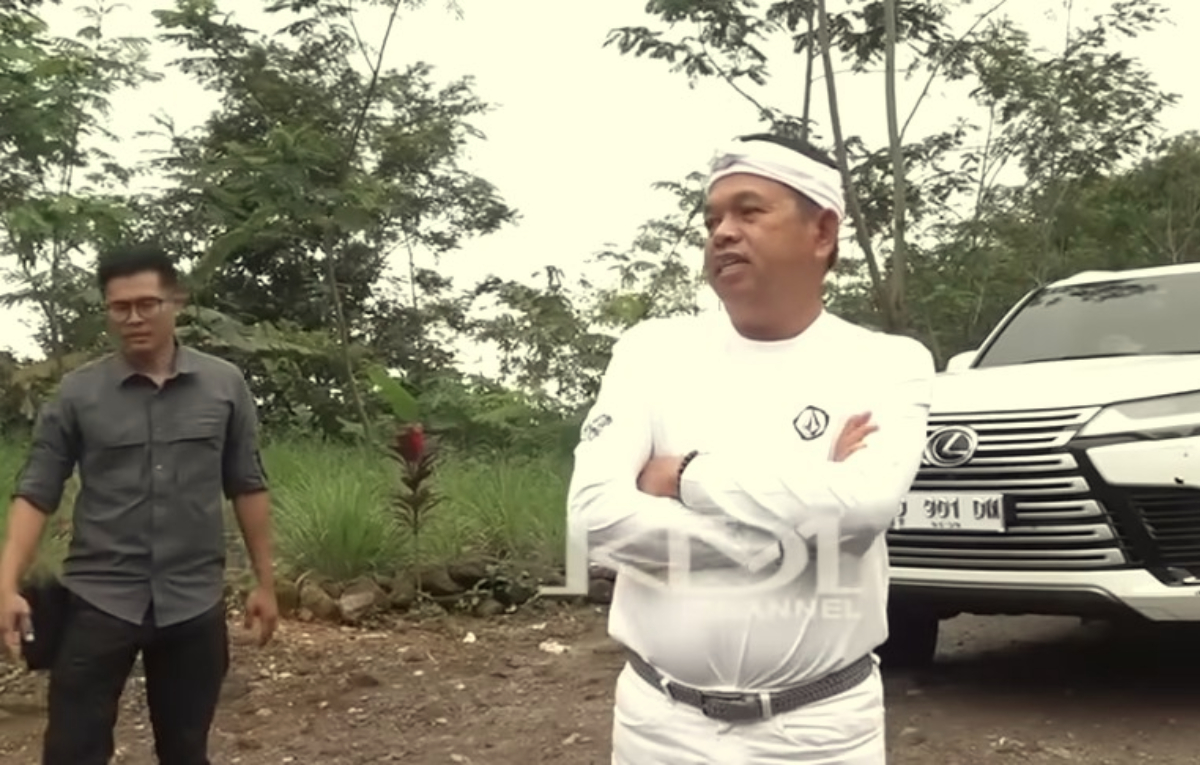 Gubernur Jawa Barat, Dedi Mulyadi saat mengecek penanaman pohon di area bekas tambang Kaki Gunung Ceremai, Kabupaten Kuningan.