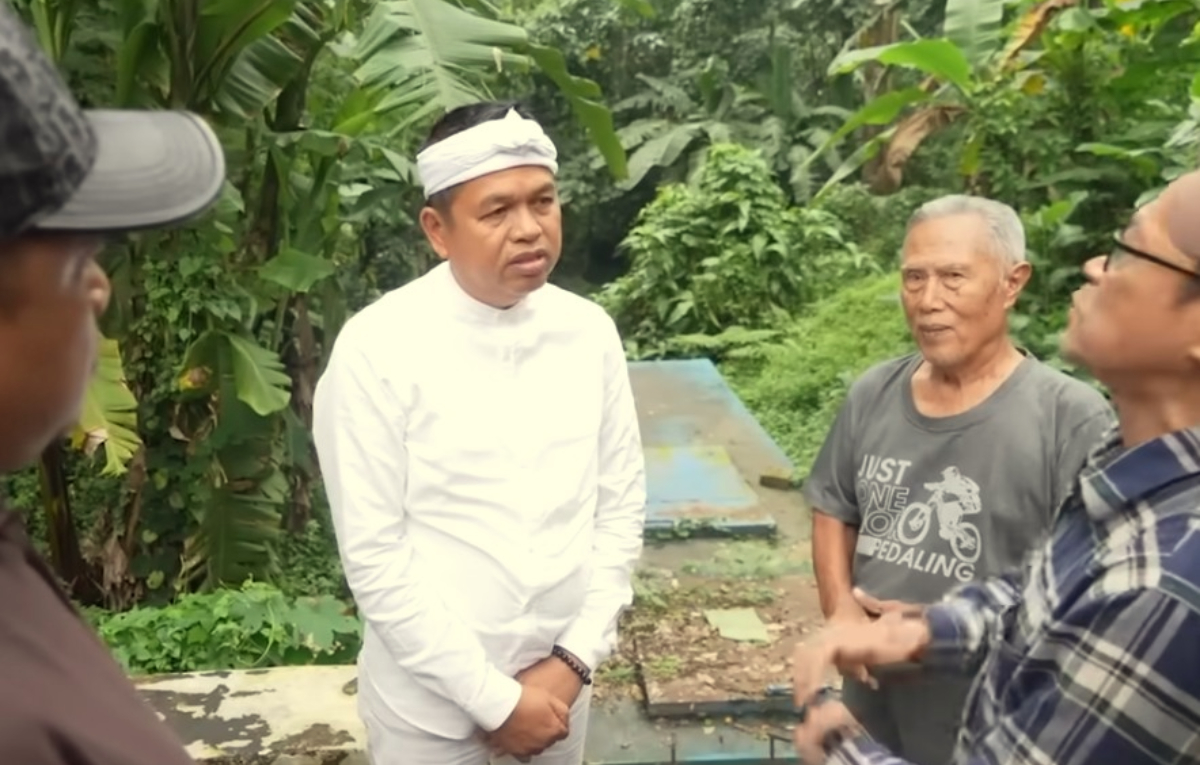 Gubernur Jawa Barat, Dedi Mulyadi saat menyimak berbagai penjelasan terkait air di kaki Gunung Ceremai.