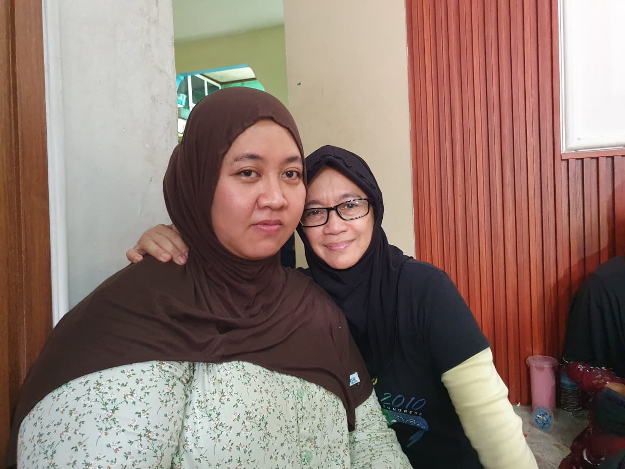 Ibu Dewi Hu bersama Sinta Jayanti istri korban pesawat jatuh saat dimintai keterangan.
