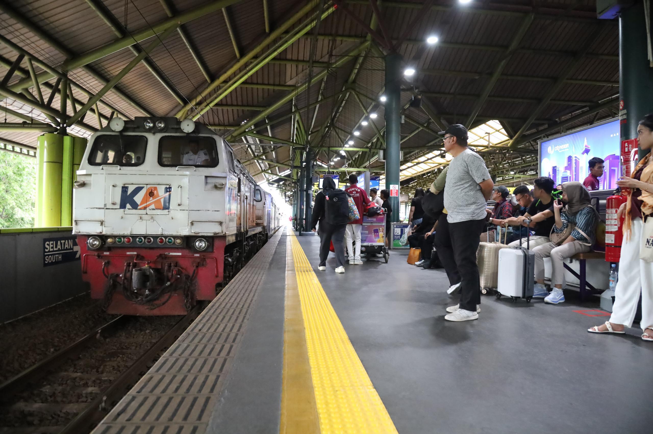 Penumpang menunggu kedatangan kereta di Stasiun Senin, Jakarta.