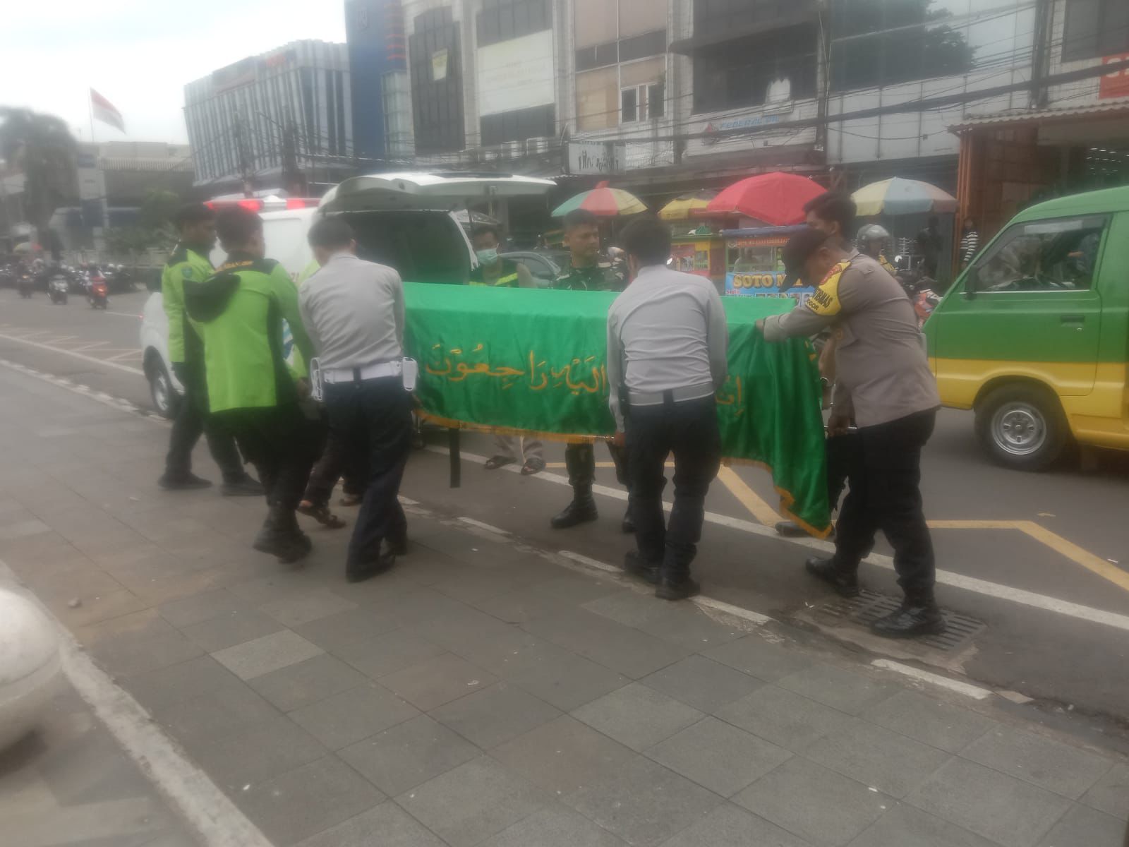 Petugas saat melakukan evakuasi jasad lansia yang ditemukan tewas di Alun-Alun Kota Bogor.