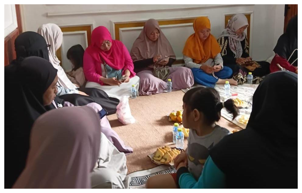 Warga saat menggelar pengajian di rumah korban asal Tajurhalang mendoakan kabar baik Dwi Murdiono.