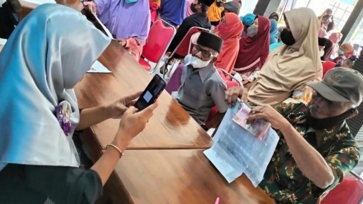 Ilustrasi: Penyaluran bantuan sosial (bansos) kepada para penerima manfaat atau KPM.