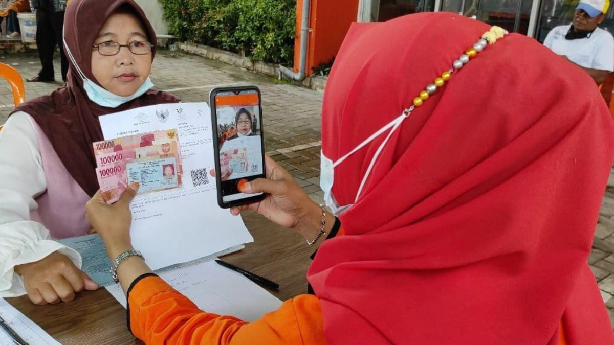 Ilustrasi: Penyaluran bantuan sosial (bansos) kepada para penerima manfaat atau KPM.